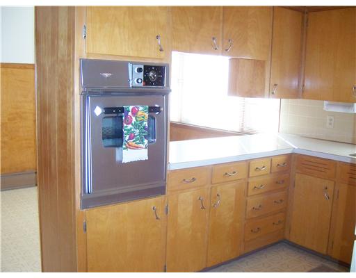 31 Metropolitan Road Providence, RI 02908 - Photo 5 of 12 Kitchen.