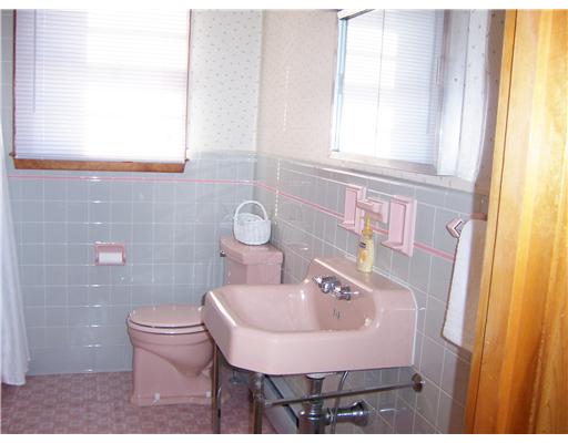 31 Metropolitan Road Providence, RI 02908 - Photo 9 of 12 Bathroom.