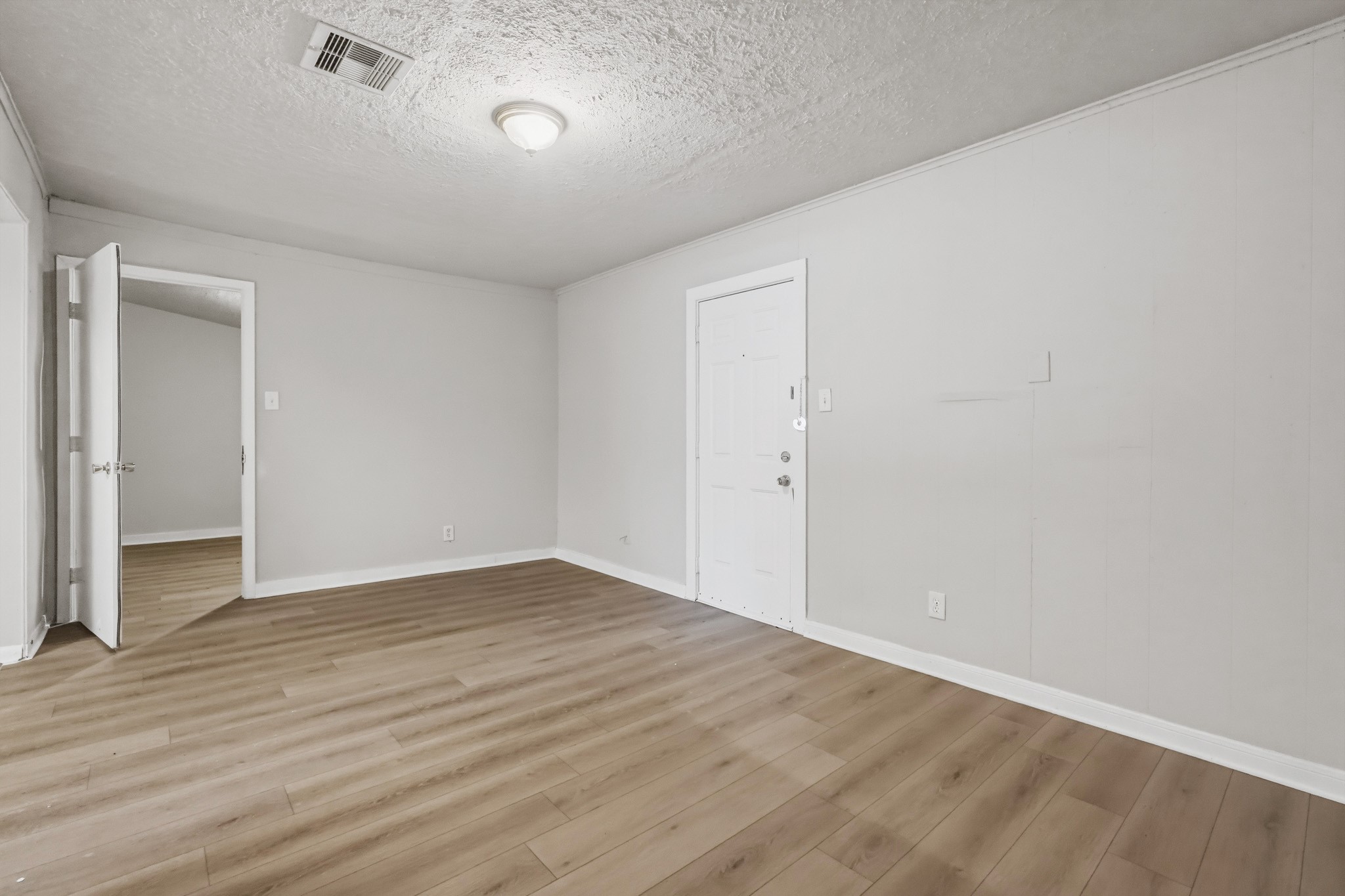 4953 Bataan Road Houston, TX 77033 - Photo 9 of 12