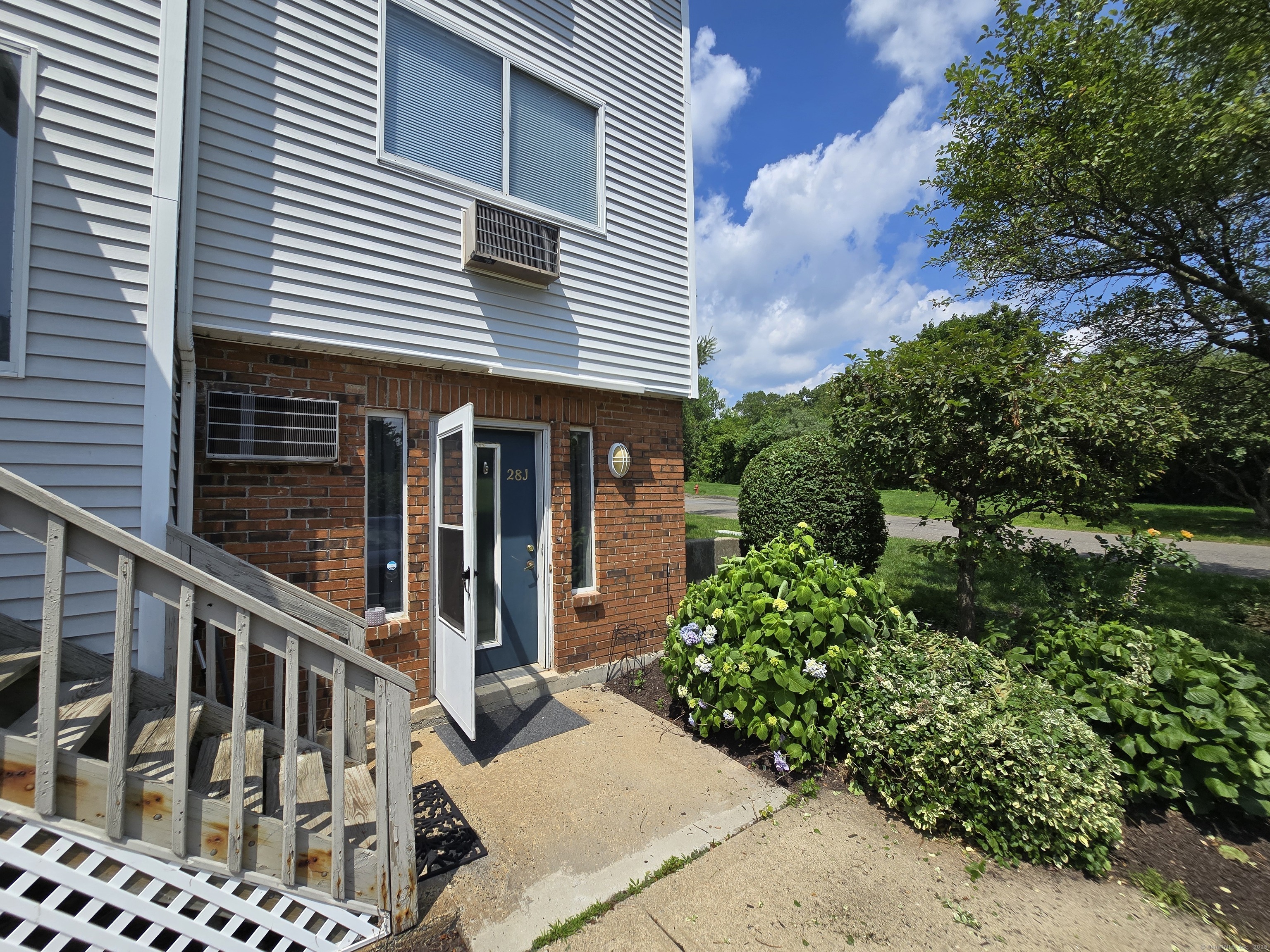 925 Oronoke Road, Unit 28J Waterbury, CT 06708 - Photo 1 of 1 Exterior front entrance