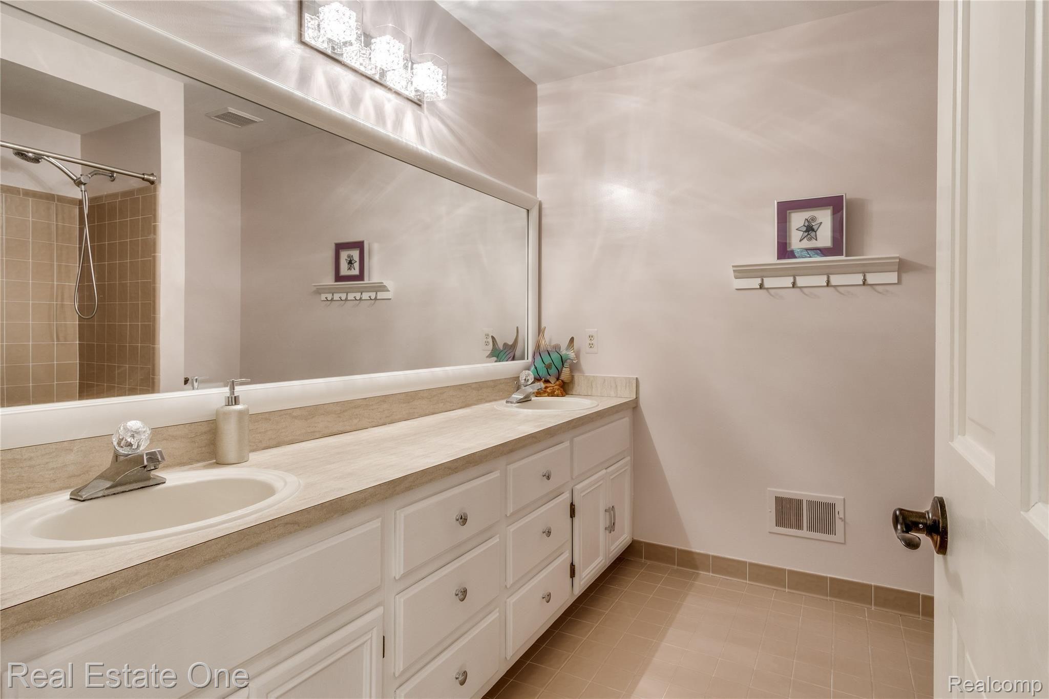 2802 Eagle Drive Rochester, MI 48309 - Photo 42 of 78 Interiors (39 of 69).jpg