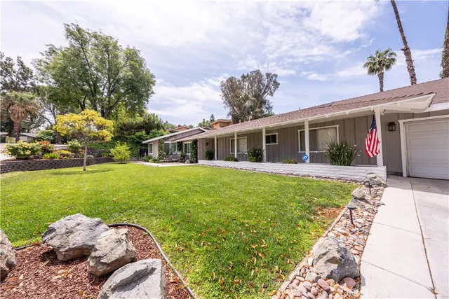 a view of a house with a backyard