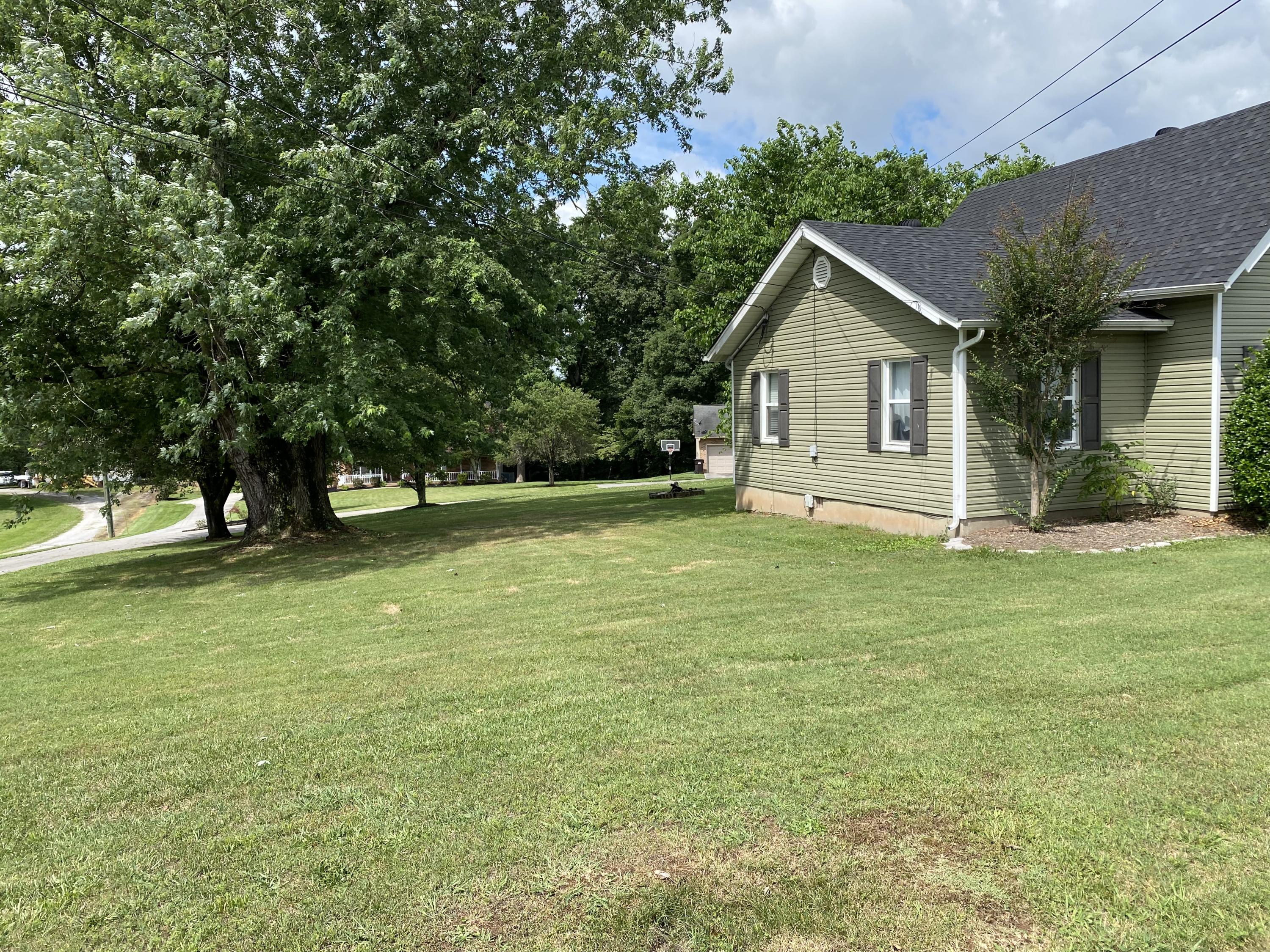 7815 Heiskell Road Powell, TN 37849 - Photo 5 of 34 Beautiful Yard