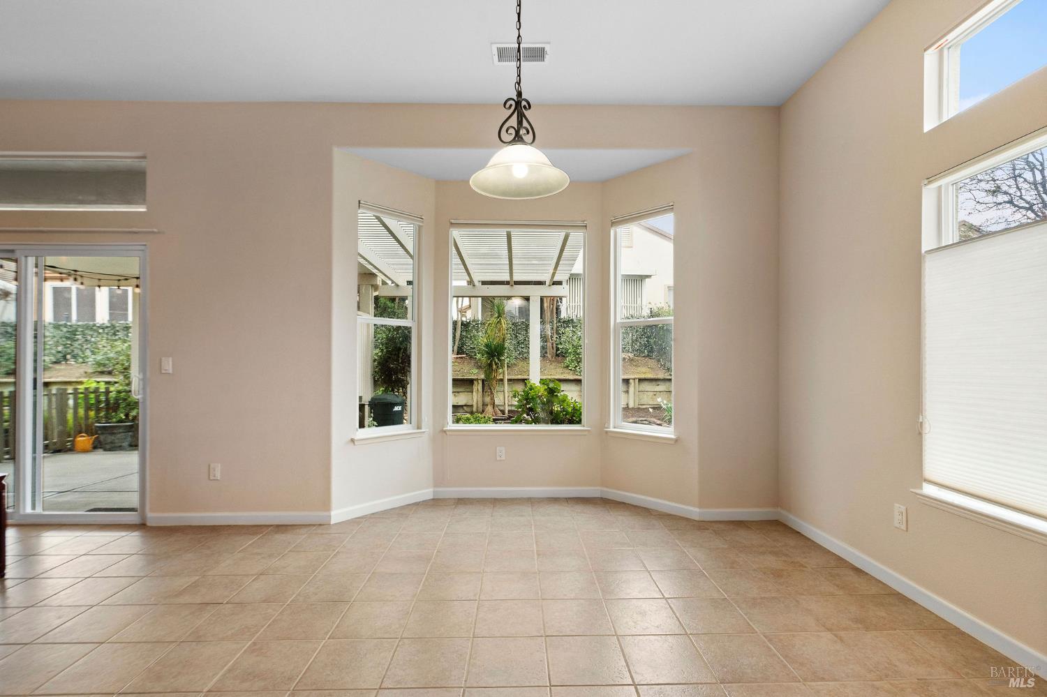 802 Summerset Drive Rio Vista, CA 94571 - Photo 18 of 74 breakfast nook with bay window