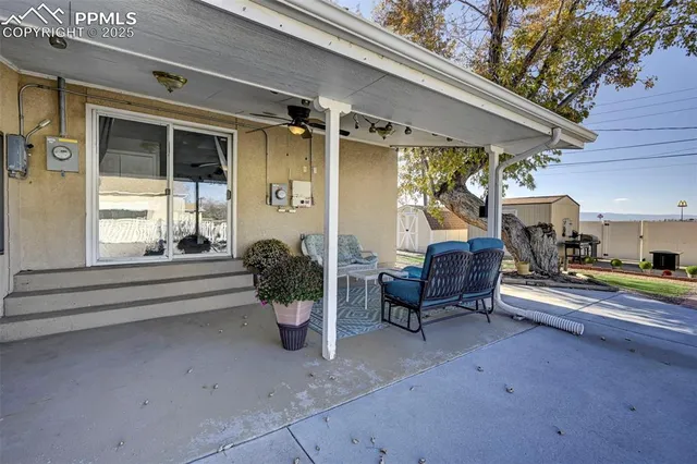 a view of a house with backyard