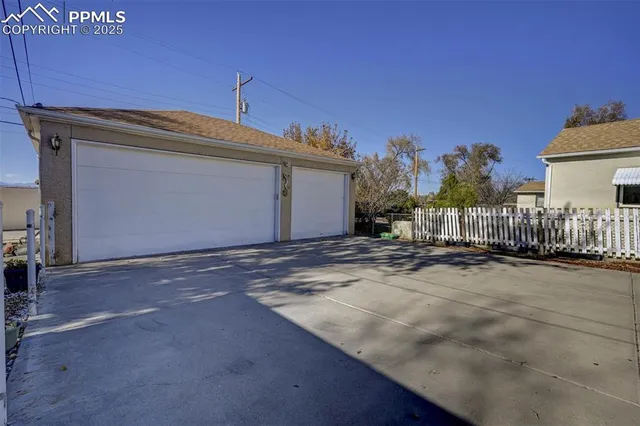 a view of a house with backyard