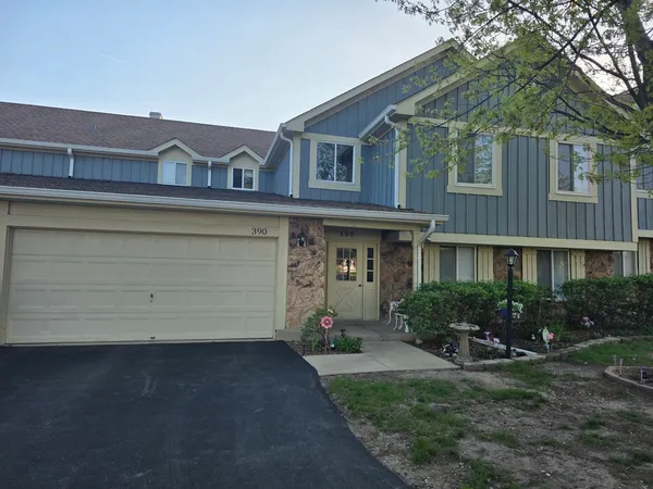 $279,900 | 390 Springlake Lane, Unit B, Aurora, IL 60504