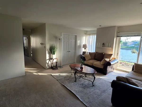 $279,900 | 390 Springlake Lane, Unit B, Aurora, IL 60504