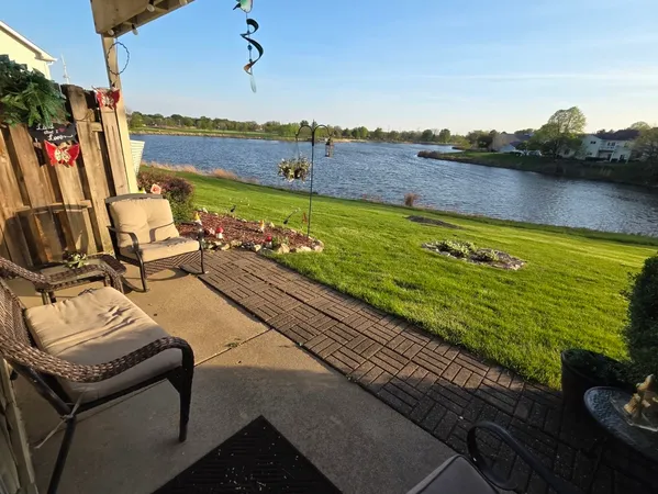 $279,900 | 390 Springlake Lane, Unit B, Aurora, IL 60504