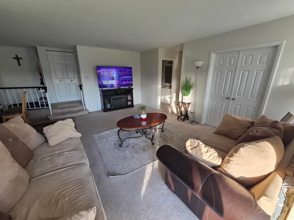 $279,900 | 390 Springlake Lane, Unit B, Aurora, IL 60504