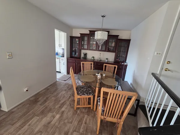 $279,900 | 390 Springlake Lane, Unit B, Aurora, IL 60504