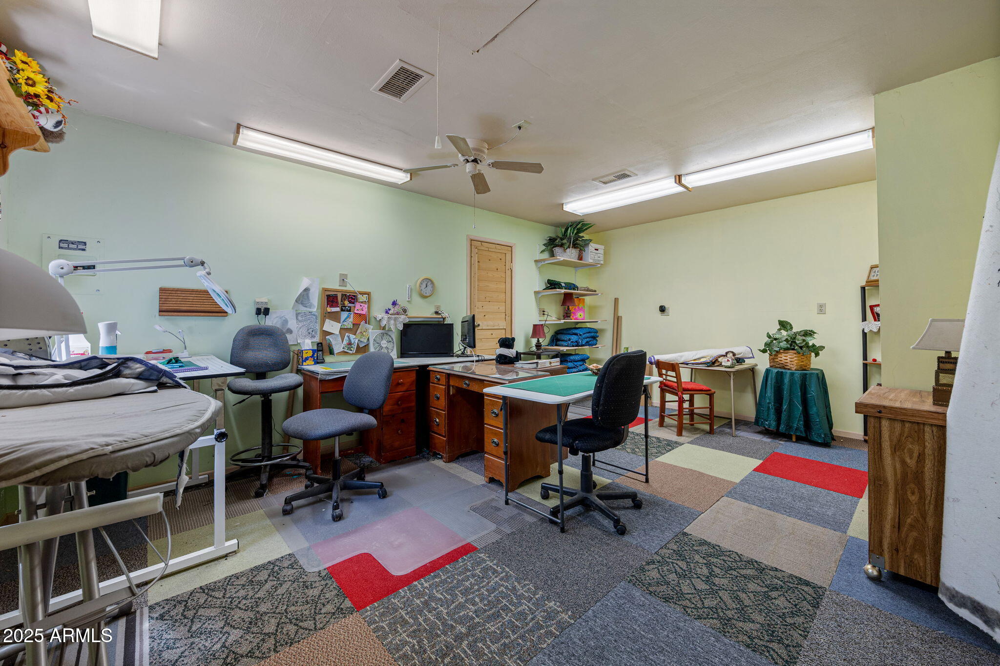 2240 Roundabout Way Overgaard, AZ 85933 - Photo 33 of 47 a workspace with furniture