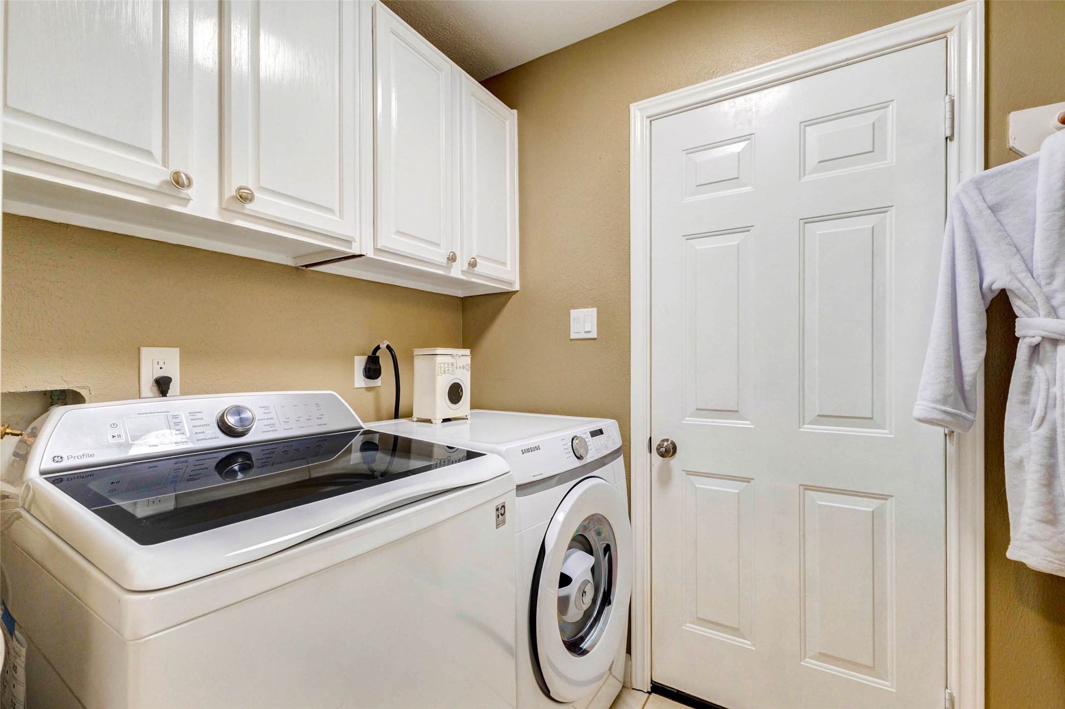 6334 Sampras Ace Court Spring, TX 77379 - Photo 26 of 48 Laundry room has convenient hanging space.