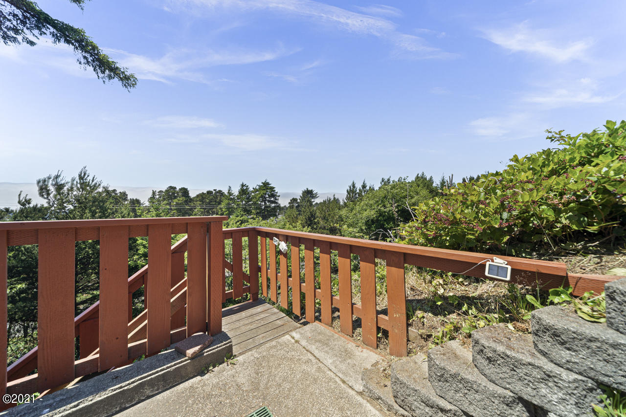2002 Northwest View Ridge Drive Waldport, OR 97394 - Photo 39 of 49 Railing