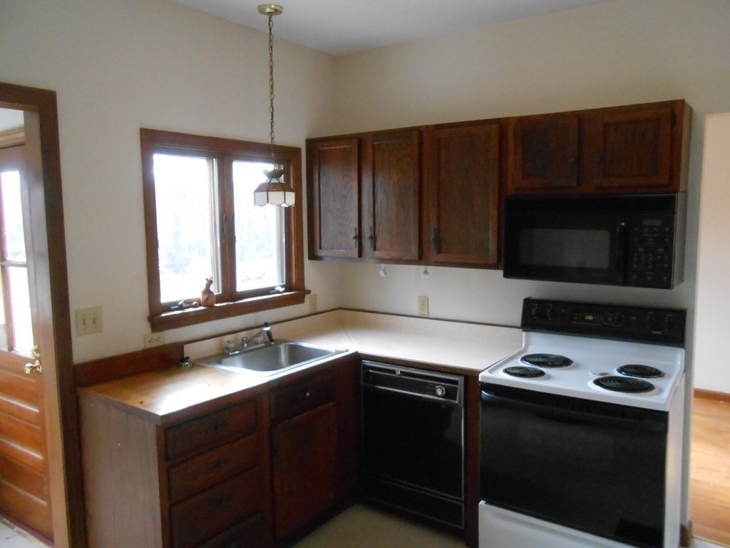 48 Dawson Road Worcester, MA 01602 - Photo 3 of 15 Gallery Image 3