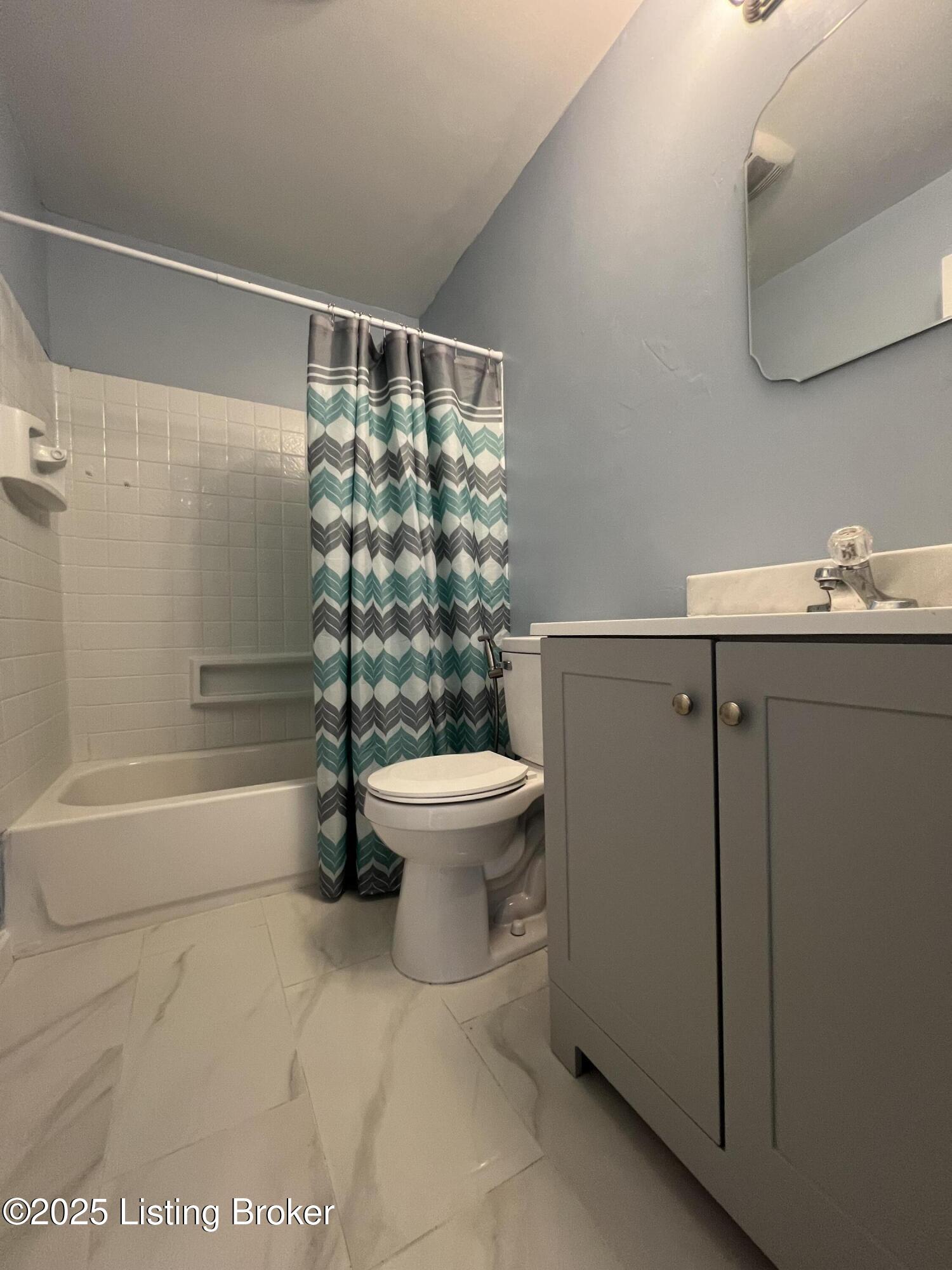 2231 Peaslee Road Louisville, KY 40216 - Photo 23 of 47 Hall full bathroom
