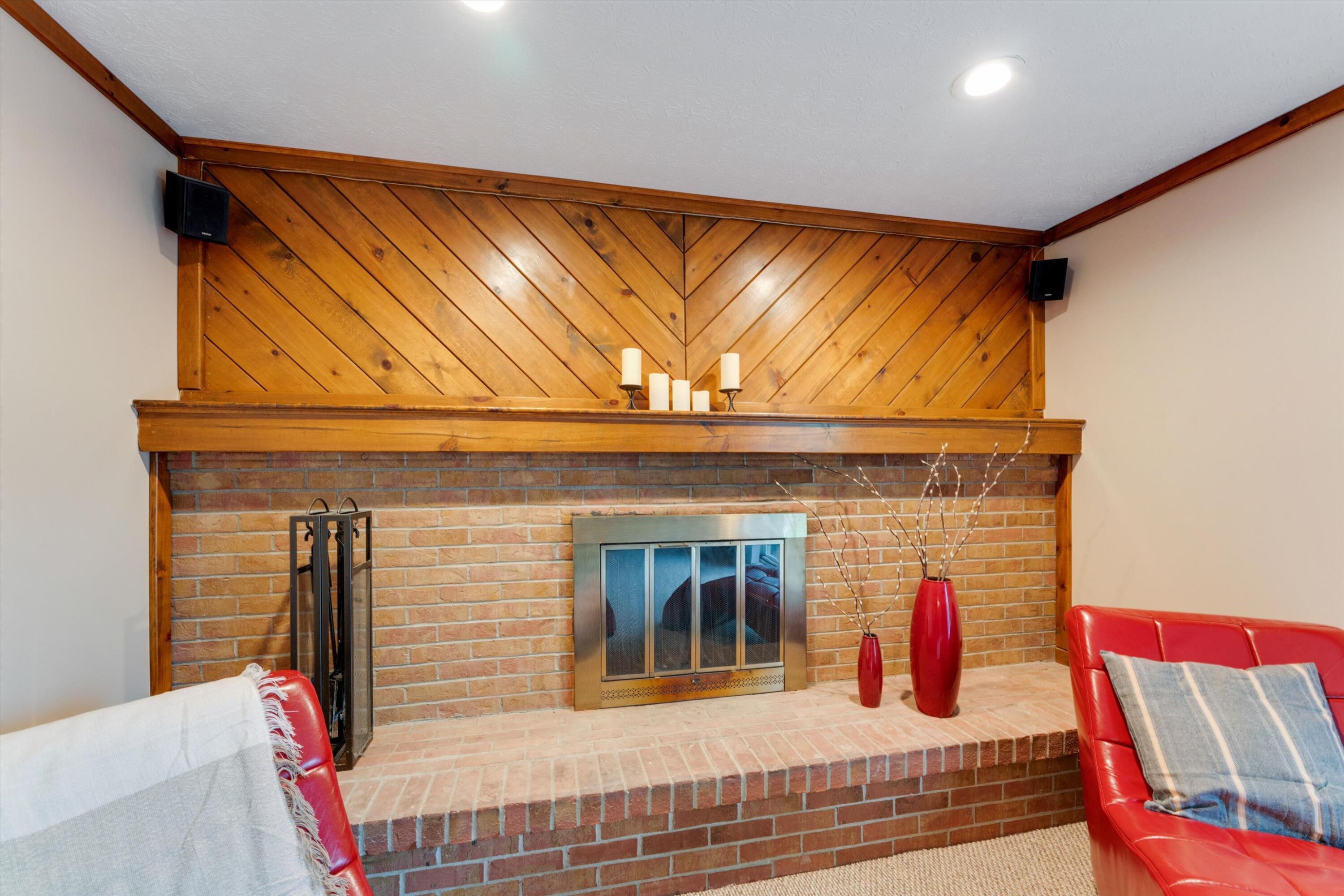 1648 Sandhurst Road Columbus, OH 43229 - Photo 20 of 41 Fireplace