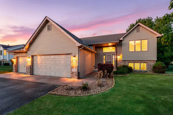 $375,000 | 28359 Lakeside Way, Lindstrom, MN 55045