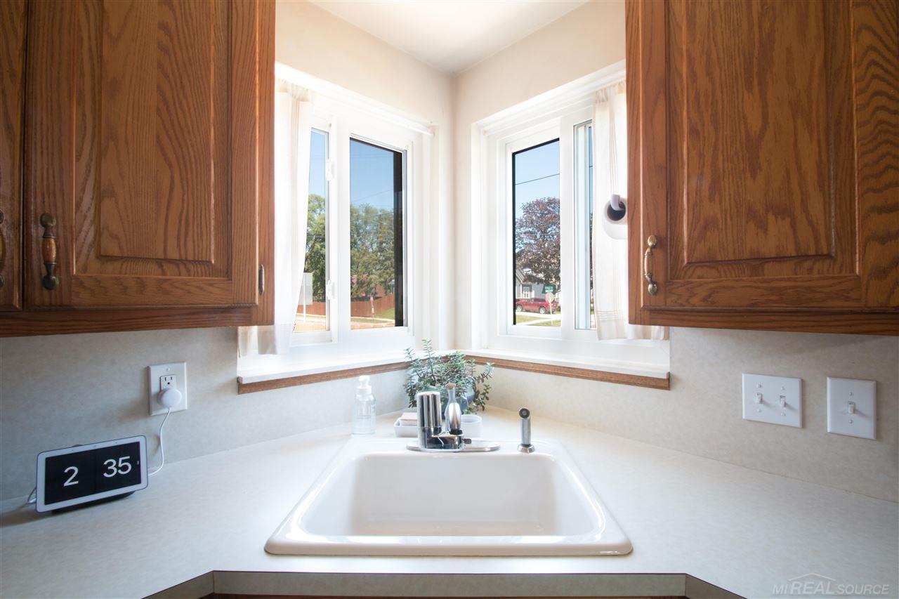 102 Normandy Road Royal Oak, MI 48073 - Photo 14 of 29 50045505-13.JPG