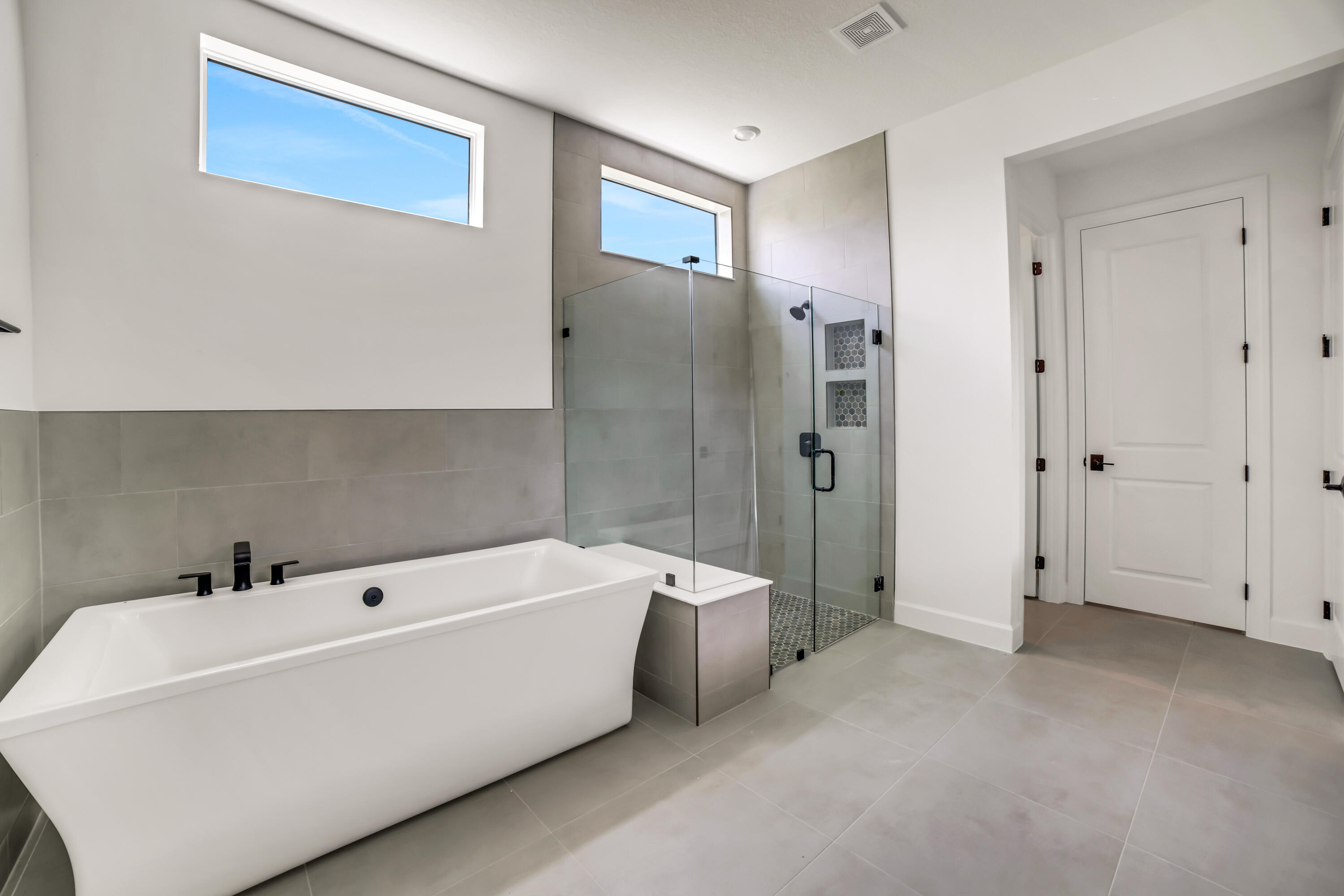 20161 Southeast Bridgewater Drive Jupiter, FL 33458 - Photo 30 of 50 a bathroom with a tub a sink and mirror