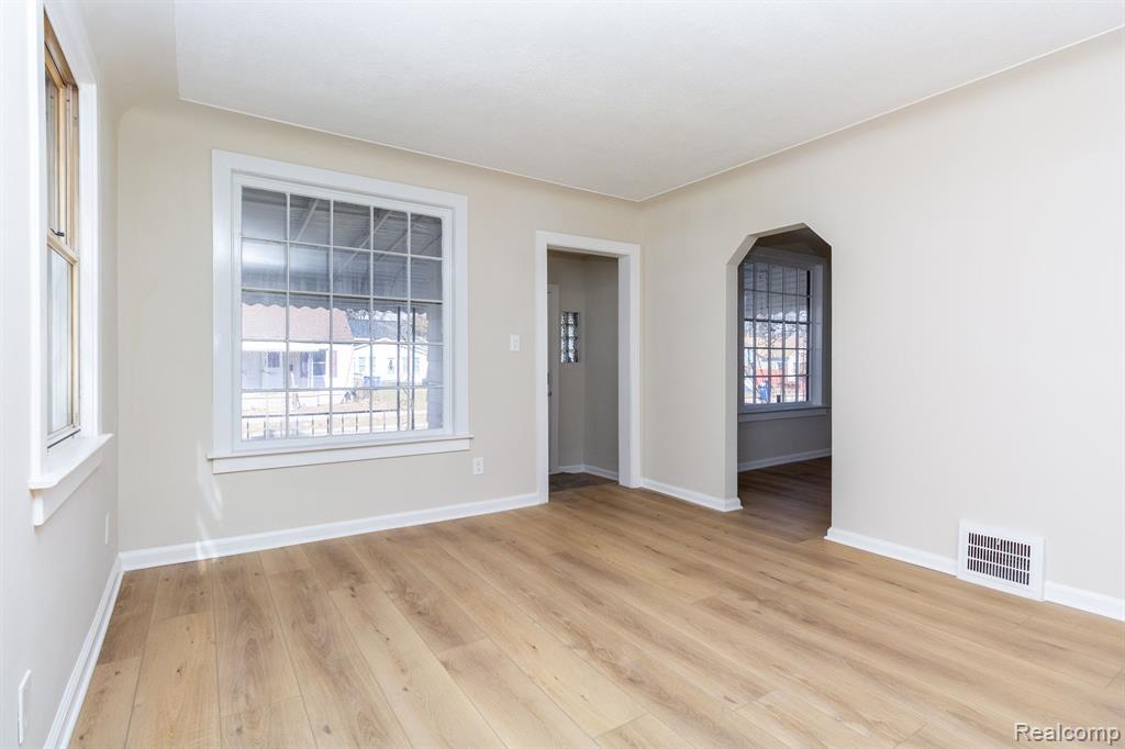 8316 Rivard Avenue Warren, MI 48089 - Photo 5 of 28 Gallery Image 5