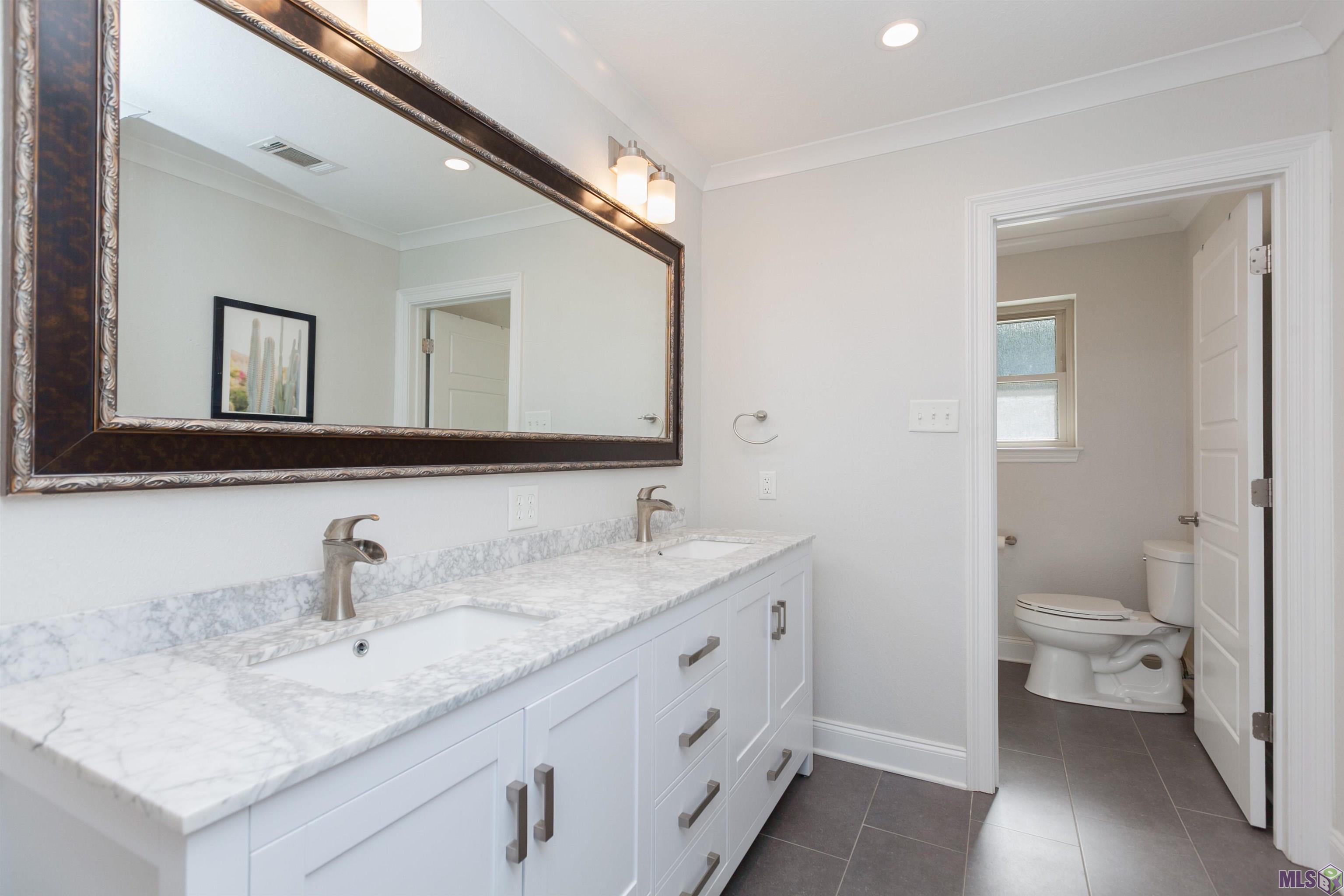 1144 Rue Crozat Baton Rouge, LA 70810 - Photo 22 of 39 Hall Bath