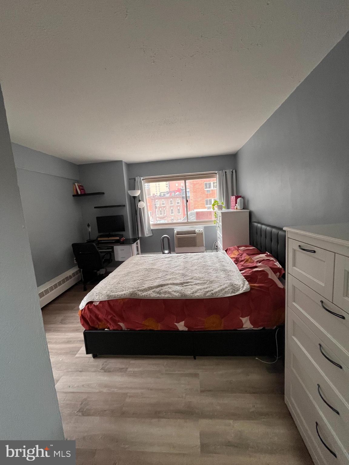 2101-17 Chestnut Street, Unit 319 Philadelphia, PA 19103 - Photo 20 of 33 a bedroom with a bed and window