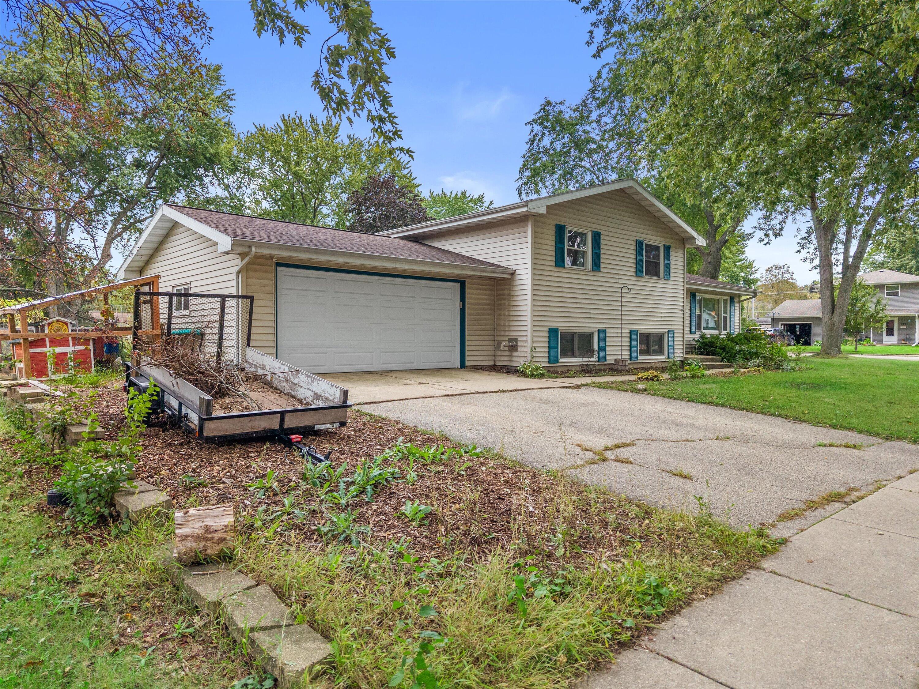 717 Roby Road Stoughton, WI 53589 - Photo 25 of 35 Garage