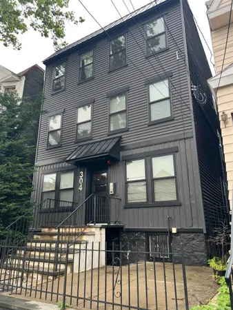 $1,995 | 304 Ege Avenue, Unit 2R, Jersey City, NJ 07304