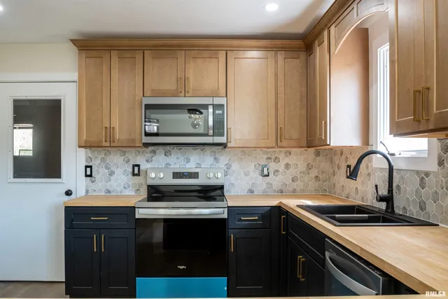 $229,000 | 4502 Northwest Scenic Drive, Peoria, IL 61615