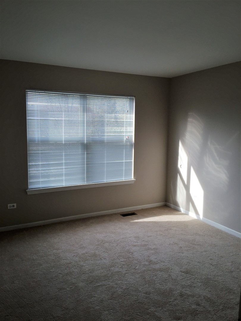 1499 Keystone Court, Unit 423 Elgin, IL 60120 - Photo 11 of 18 an empty room with a window