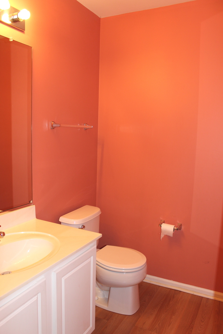 1499 Keystone Court, Unit 423 Elgin, IL 60120 - Photo 13 of 18 a bathroom with a toilet a sink and vanity