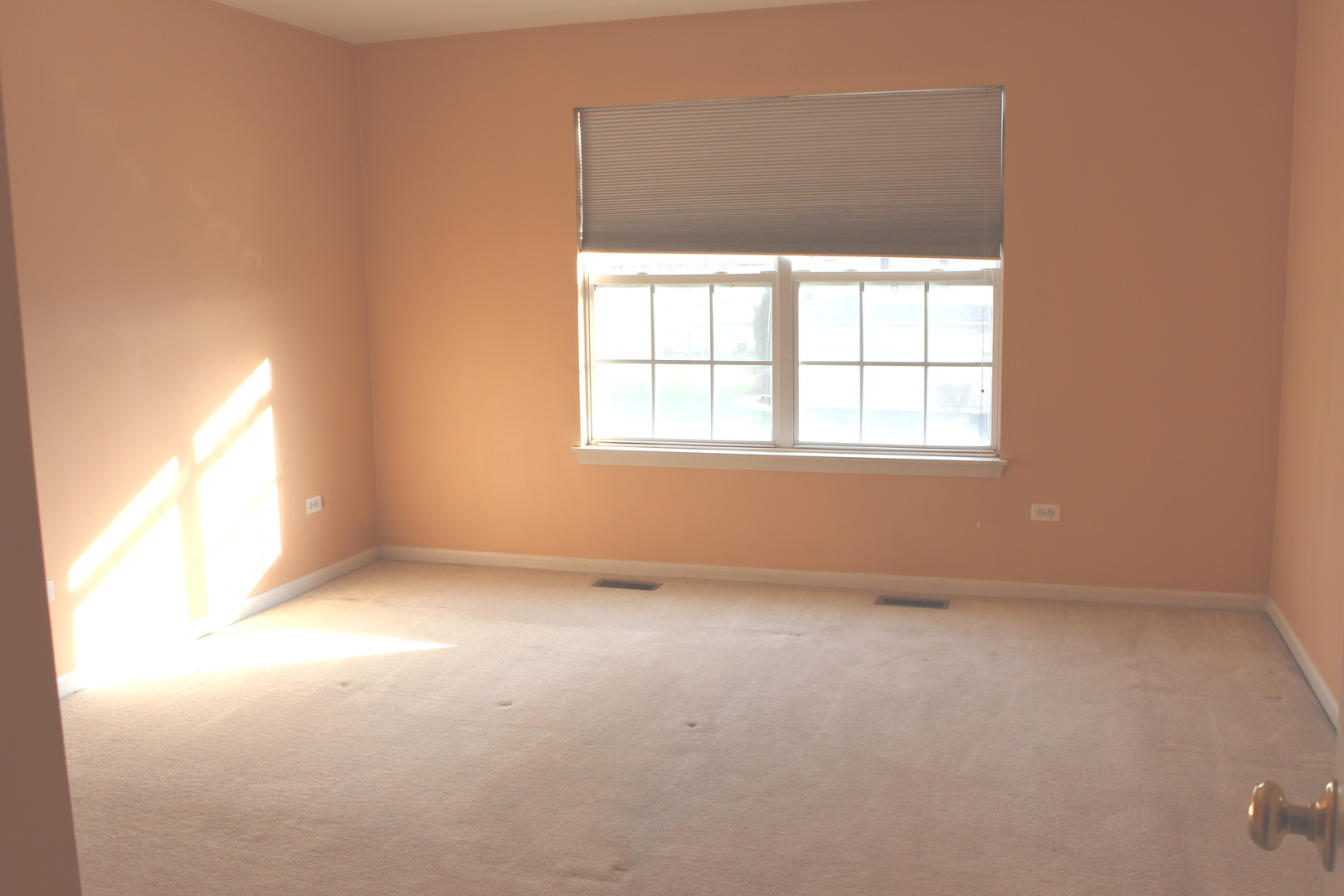 1499 Keystone Court, Unit 423 Elgin, IL 60120 - Photo 14 of 18 an empty room with a window