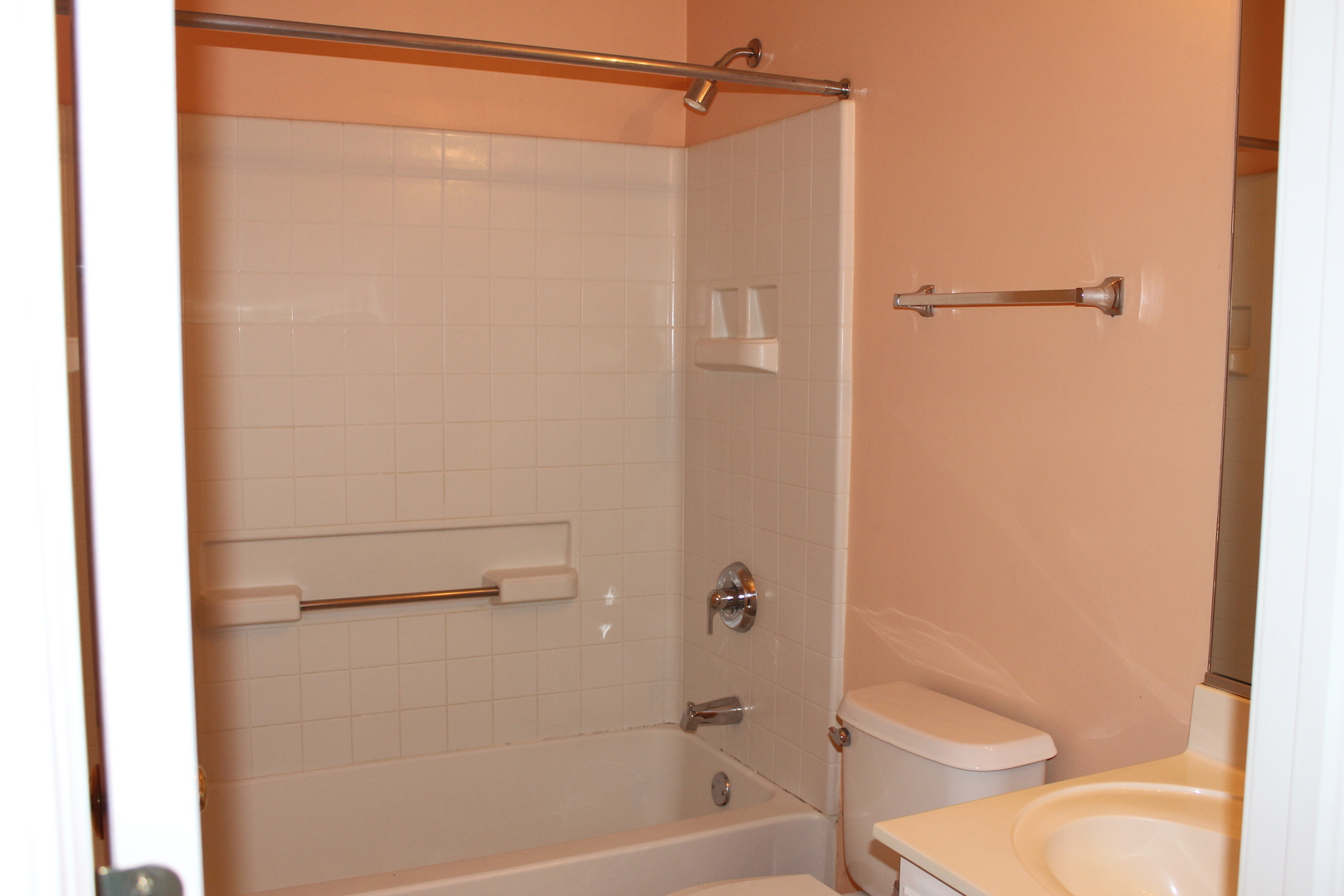1499 Keystone Court, Unit 423 Elgin, IL 60120 - Photo 17 of 18 a bathroom with a shower