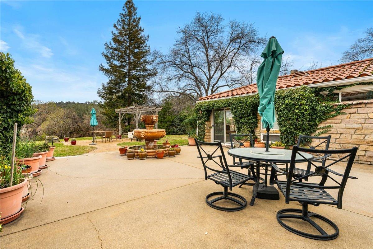 6525 Curtola Ranch Road Auburn, CA 95602 - Photo 28 of 49 Courtyard with fountain off the Primary Wing