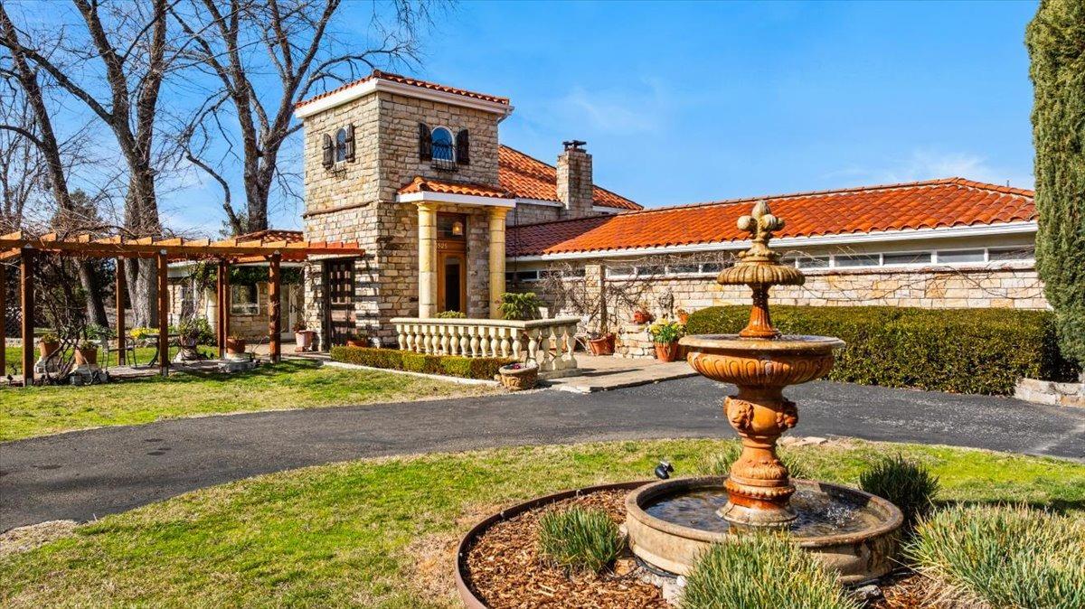 6525 Curtola Ranch Road Auburn, CA 95602 - Photo 3 of 49 Circular driveway with babbling fountain and gated entrance.