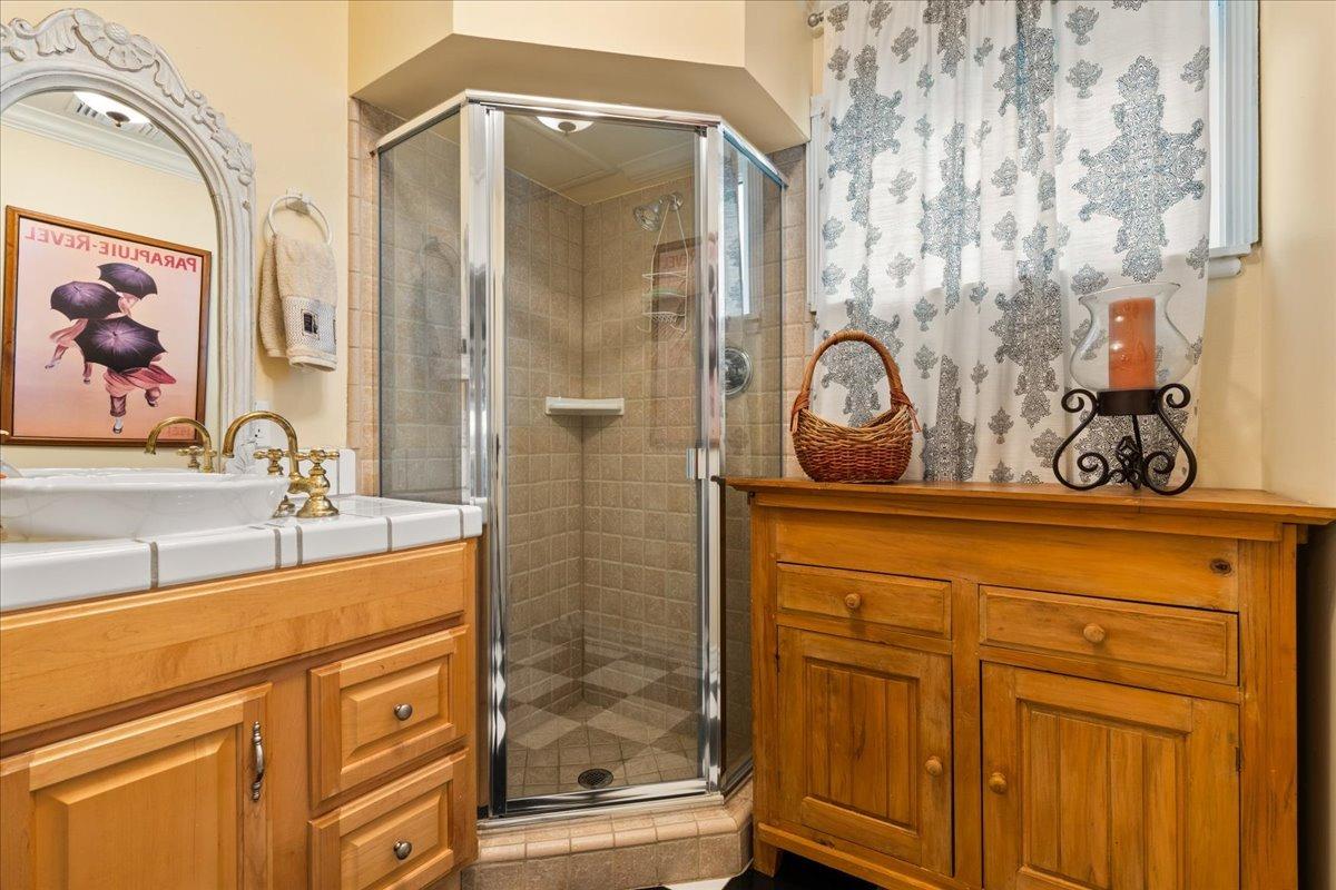 6525 Curtola Ranch Road Auburn, CA 95602 - Photo 32 of 49 Full Bath on Main floor