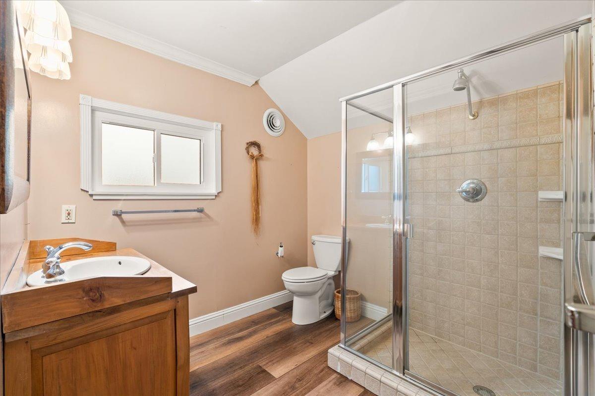 6525 Curtola Ranch Road Auburn, CA 95602 - Photo 38 of 49 Full Bath Upstairs