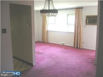 9025 Cloverly Road Philadelphia, PA 19136 - Photo 8 of 12 Living Room