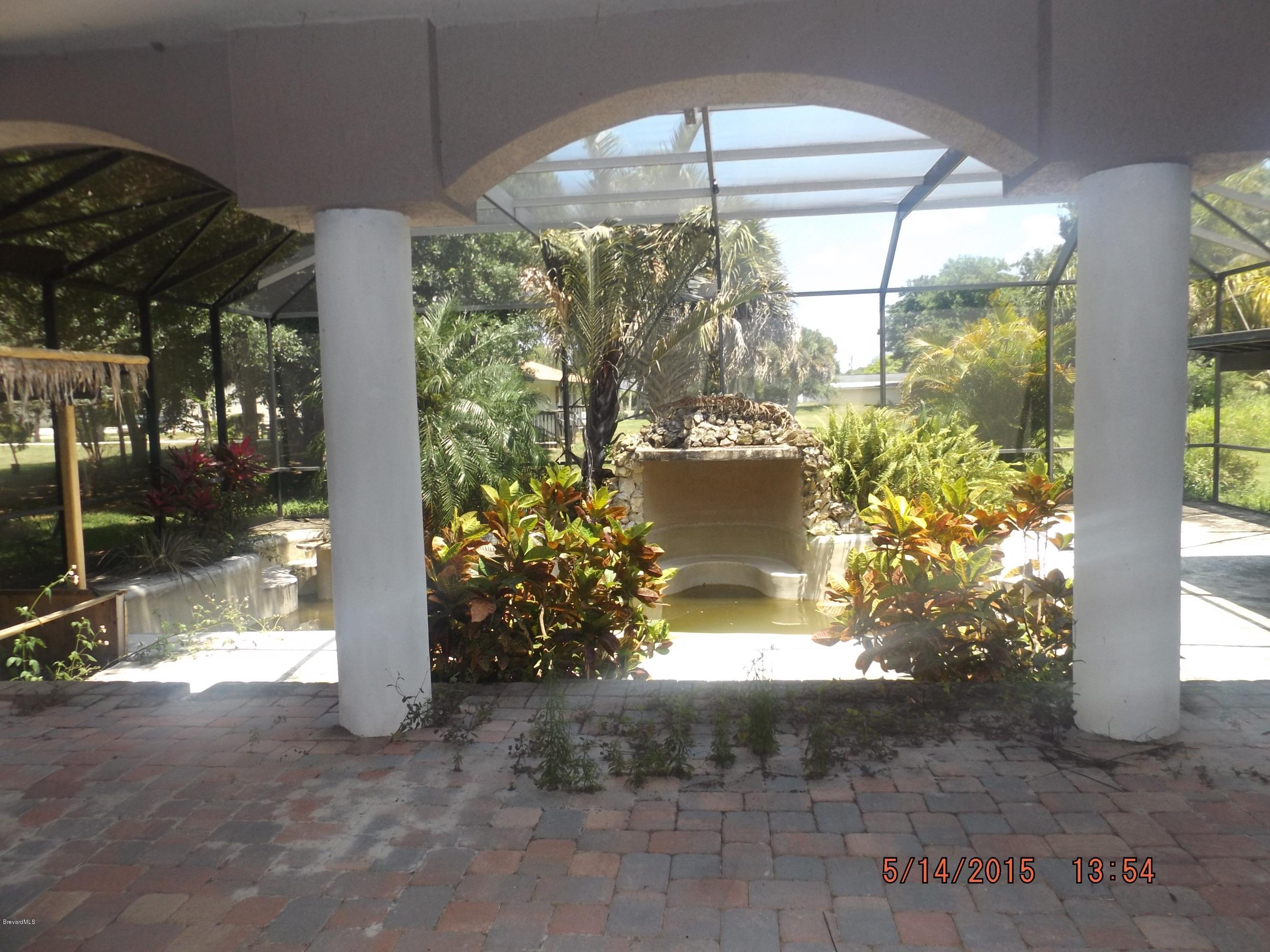 3201 Aurora Road Melbourne, FL 32934 - Photo 15 of 18 a view of a fountain in the patio