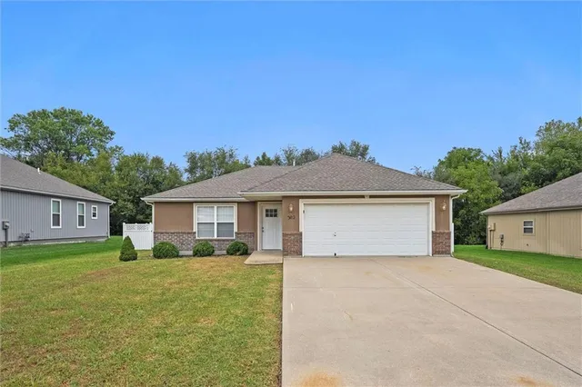 $304,900 | 302 East Olive Street, Raymore, MO 64083