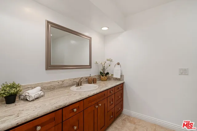 $799,000 | 4915 Tyrone Avenue, Unit 203, Sherman Oaks, CA 91423