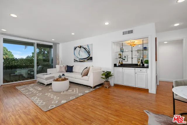 $799,000 | 4915 Tyrone Avenue, Unit 203, Sherman Oaks, CA 91423