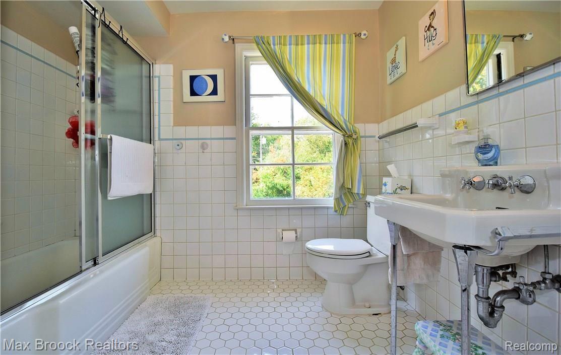 873 North Cranbrook Road Bloomfield Hills, MI 48301 - Photo 16 of 23 Second Floor Bath.jpg