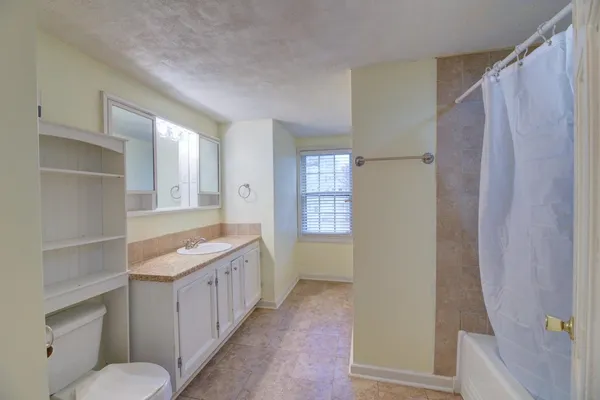 $174,900 | 1113 East 10th Avenue, Winfield, KS 67156