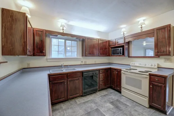 $174,900 | 1113 East 10th Avenue, Winfield, KS 67156