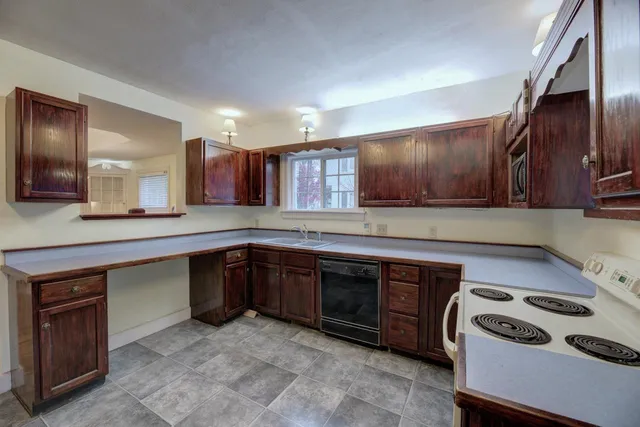 $174,900 | 1113 East 10th Avenue, Winfield, KS 67156