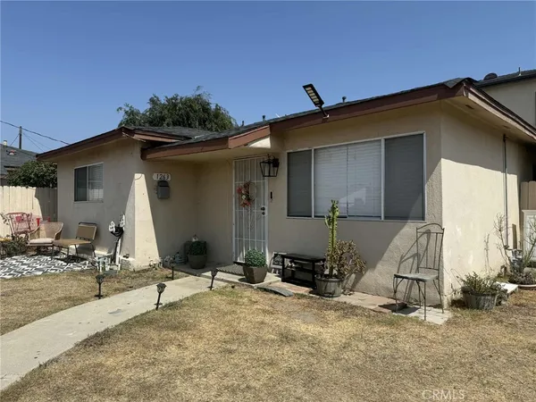 a view of a house with yard