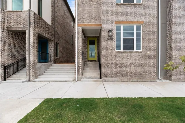 $574,990 | 925 Heights Way, Plano, TX 75075