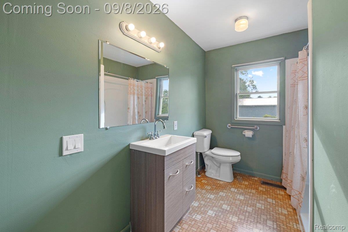 5210 Pinckney Road Howell, MI 48843 - Photo 9 of 24 Full Bath with Step in Shower
